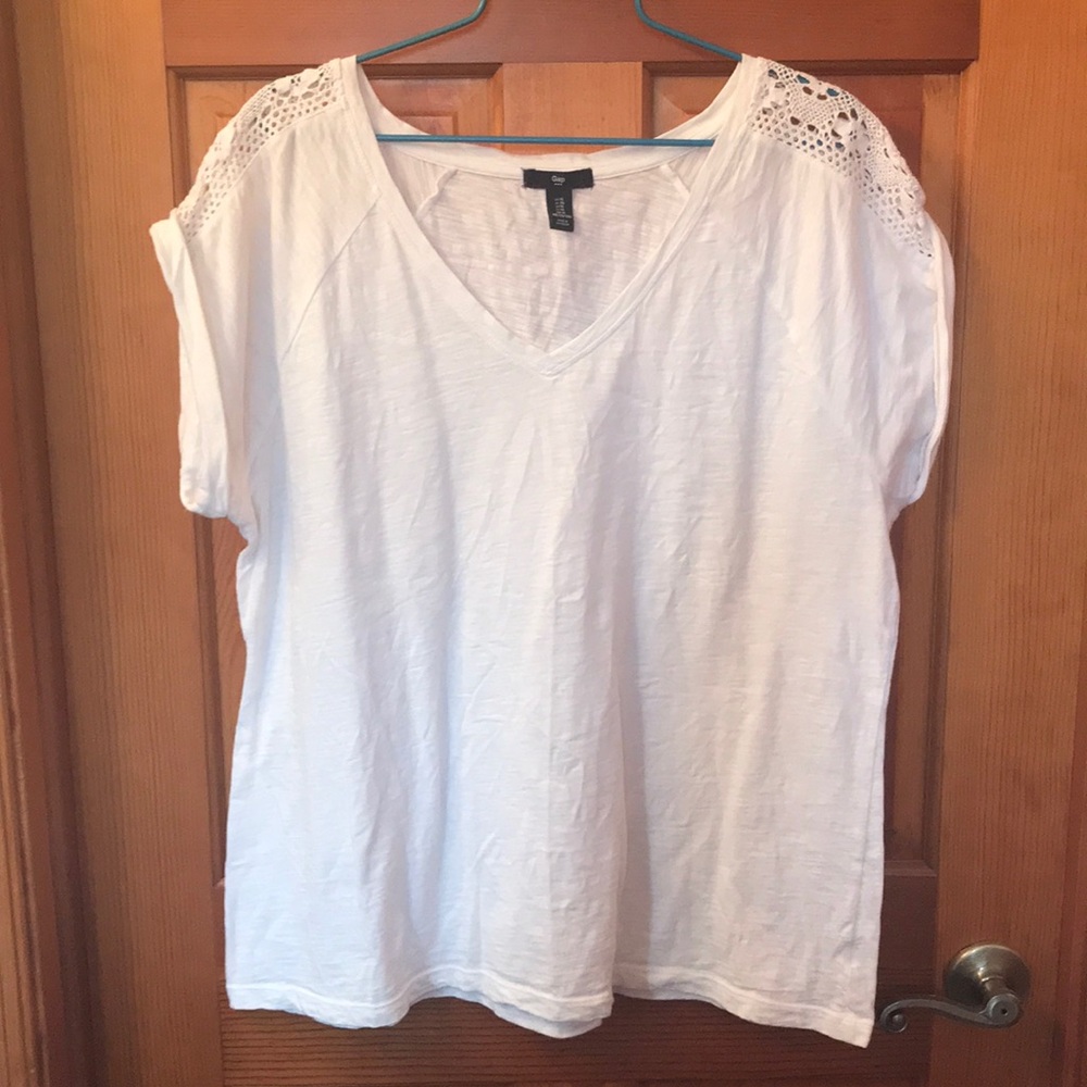GAP white v-neck short sleeve XL